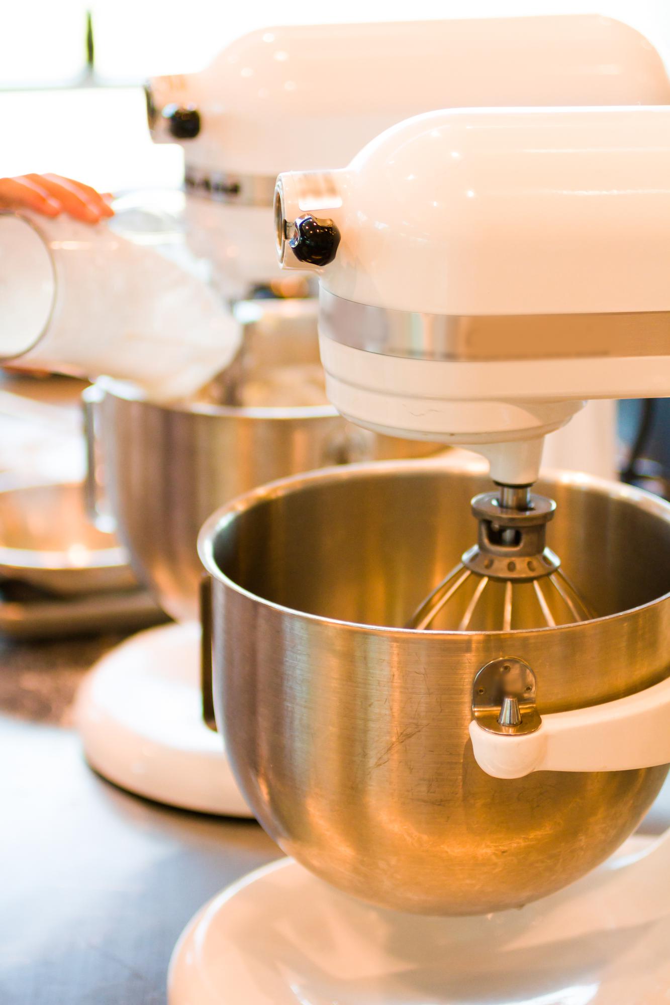 Cucina di laboratorio con attrezzi e ingredienti