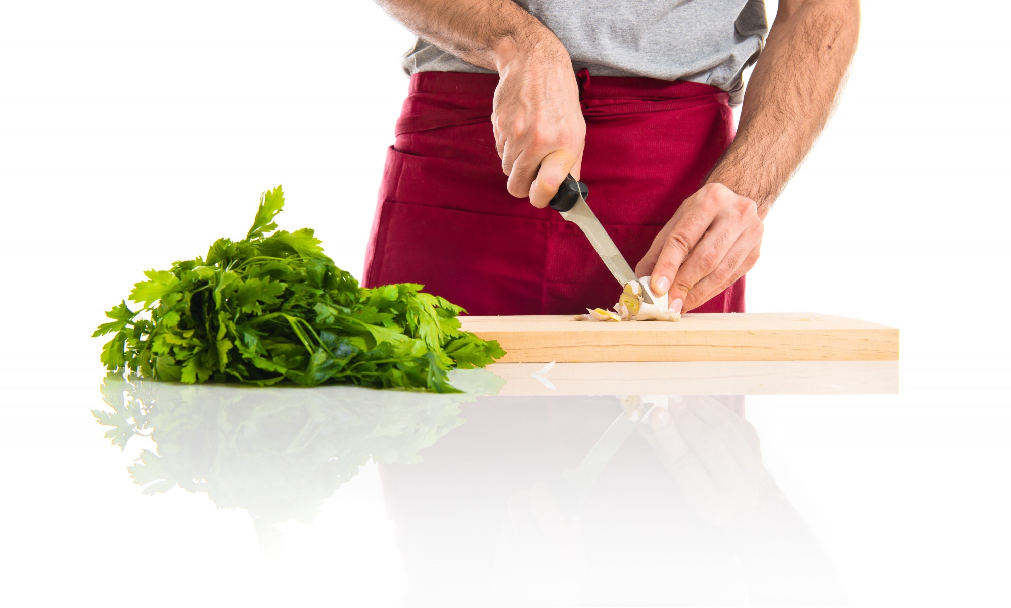 Chef che affetta verdure su tagliere